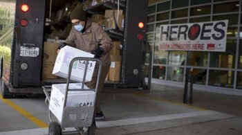 A UPS driver delivers 2,900 doses of the Covid-19 vaccine to John Sealy Hospital at the University of Texas Medical Branch in Galveston, Texas, on December 15, 2020. (PC- AFP/Mark Felix)