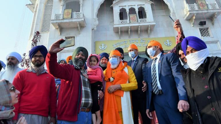 Shiv Sena Takes Dig At PM Modi Over Gurdwara Visit Amid Farmers' Stir