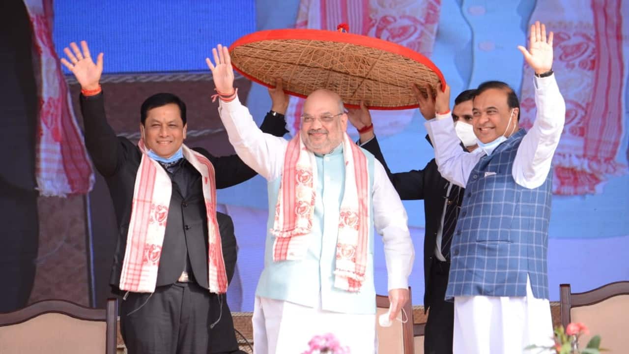 Assam CM Sarbananda Sonowal, Union Home Minister Amit Shah and state minister Himanta Biswa Sarma during an event in Guwahati (Image courtesy: Twitter/@sarbanandsonwal)