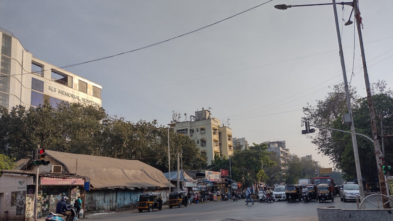 The 64 MP sensor does an excellent job of capturing detailed images in sunlight. 