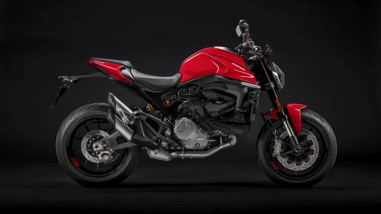 In terms of equipment, the Monster gets a new 4.3-inch TFT dash similar to the Panigale V4. ABS and traction control have lean angle sensitivity thanks to an IMU along with 3 riding modes, wheelie-control and launch-control.