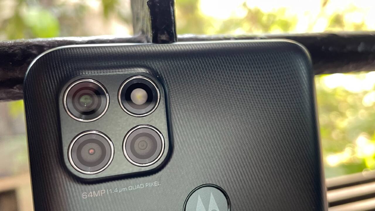 For optics, the Moto G9 Power boasts a 64 MP, f/1.8 primary sensor, a 2 MP, f/2.4 macro camera, and a 2 MP, f/2.4 depth sensor. On the front, the hole-punch camera cutout houses a 16 MP selfie shooter. Motorola’s Quad Pixel tech is present on both the front and rear cameras. Video resolution on the back is limited to Full HD (1080p) at 60fps. Here are a couple of samples taken on the Moto G9 Power. 