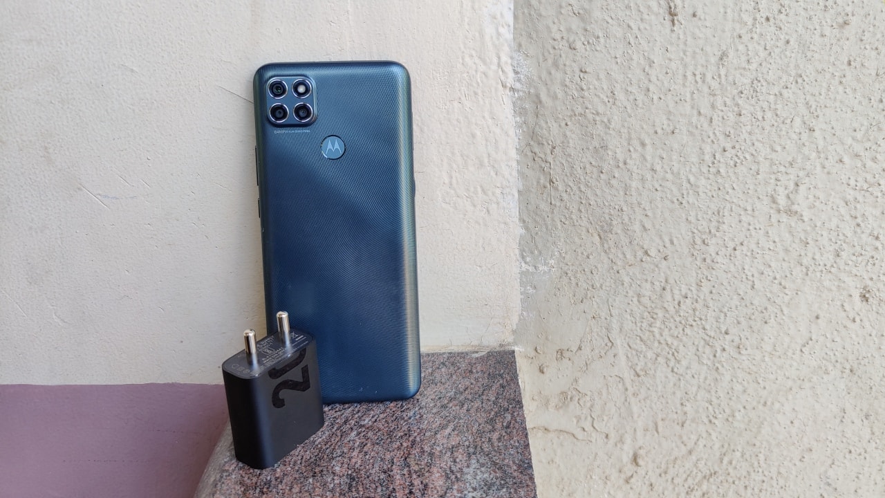 The 6,000 mAh battery on the Moto G9 Power is another major highlight on this device. You should be able to go a good two days of regular usage without having to reach for the charger. While Motorola’s 60-plus-hour claim feels a bit inflated, it often seems like the battery takes forever to drain. I also appreciated the fact that Motorola bundled a 20W adapter in the box. No, slow micro-USB charging here. 