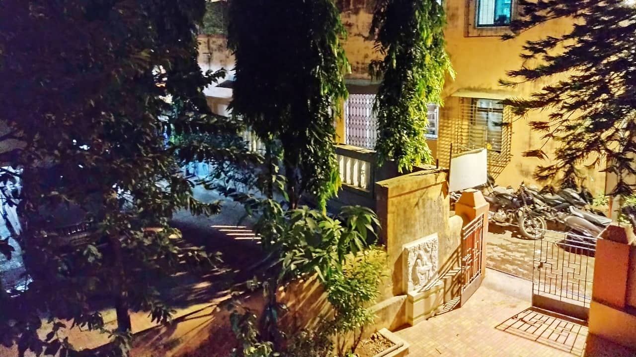 Camera quality is excellent here, whether you are in bright outdoor light or low light at night, which is something you very rarely hear in this segment. I wasn’t too bothered with the lack of an ultrawide camera as phones at this price often fail to maintain consistency across their main and ultrawide sensors, making the primary camera the default option in most instances. 