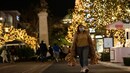 Daily US COVID deaths hit new record, prompting pleas to scale back Christmas