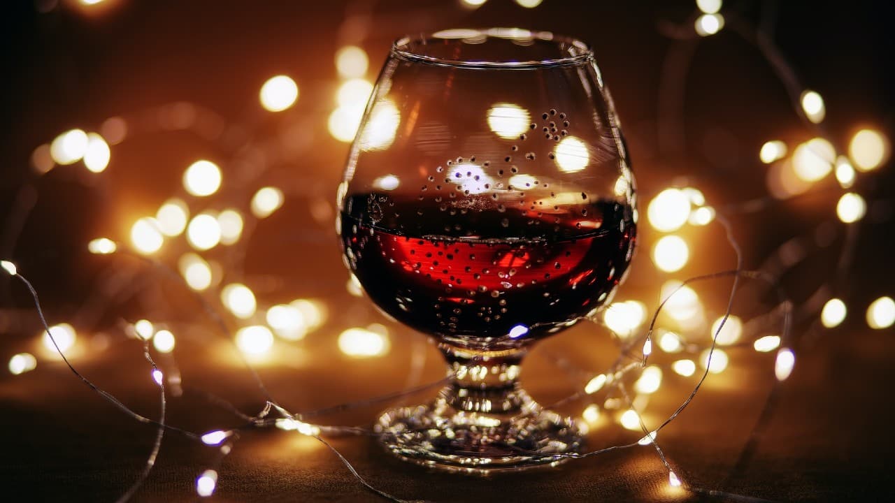 Weekend Watch | These Amazon Prime Video, Netflix movies about booze will teach you to sparkle during conversation this holiday season Weekend Watch | These Amazon Prime Video, Netflix movies about booze will teach you to sparkle during conversation this holiday season