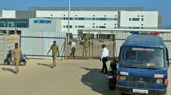 Policemen stand guard outside a facility run by Wistron Corp, a Taiwanese contract manufacturer for Apple, in Narsapura near Bengaluru, India, December 14, 2020. (Image: Reuters)