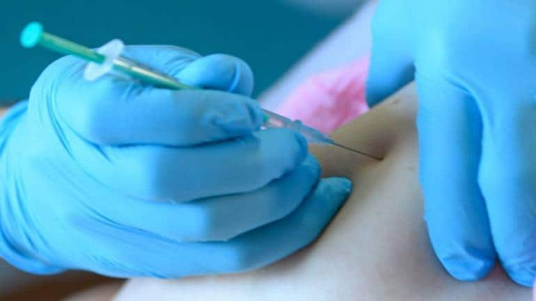 Injecting local anaesthesia agent around tumour in breast cancer