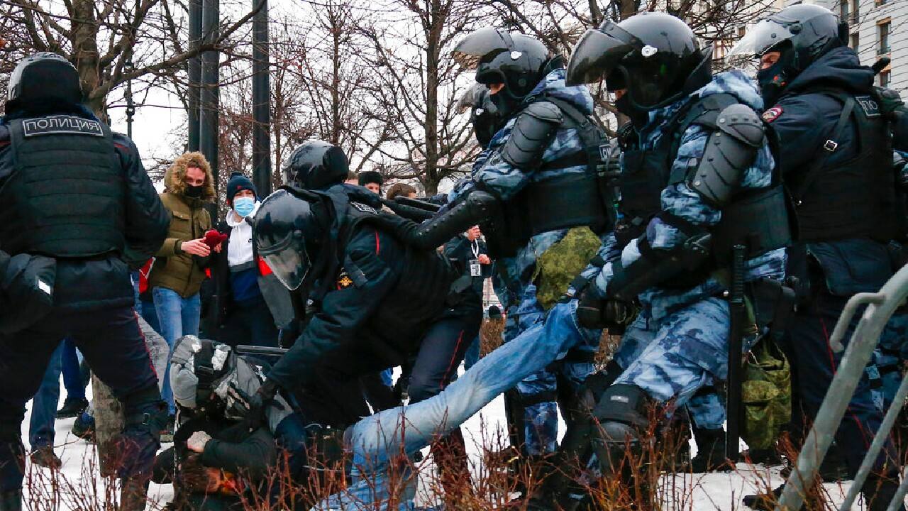 Russian authorities insisted that the doctors who treated Navalny in Siberia before he was airlifted to Germany found no traces of poison and have challenged German officials to provide proof of his poisoning. Russia refused to open a full-fledged criminal inquiry, citing a lack of evidence that Navalny was poisoned. (Image: AP)