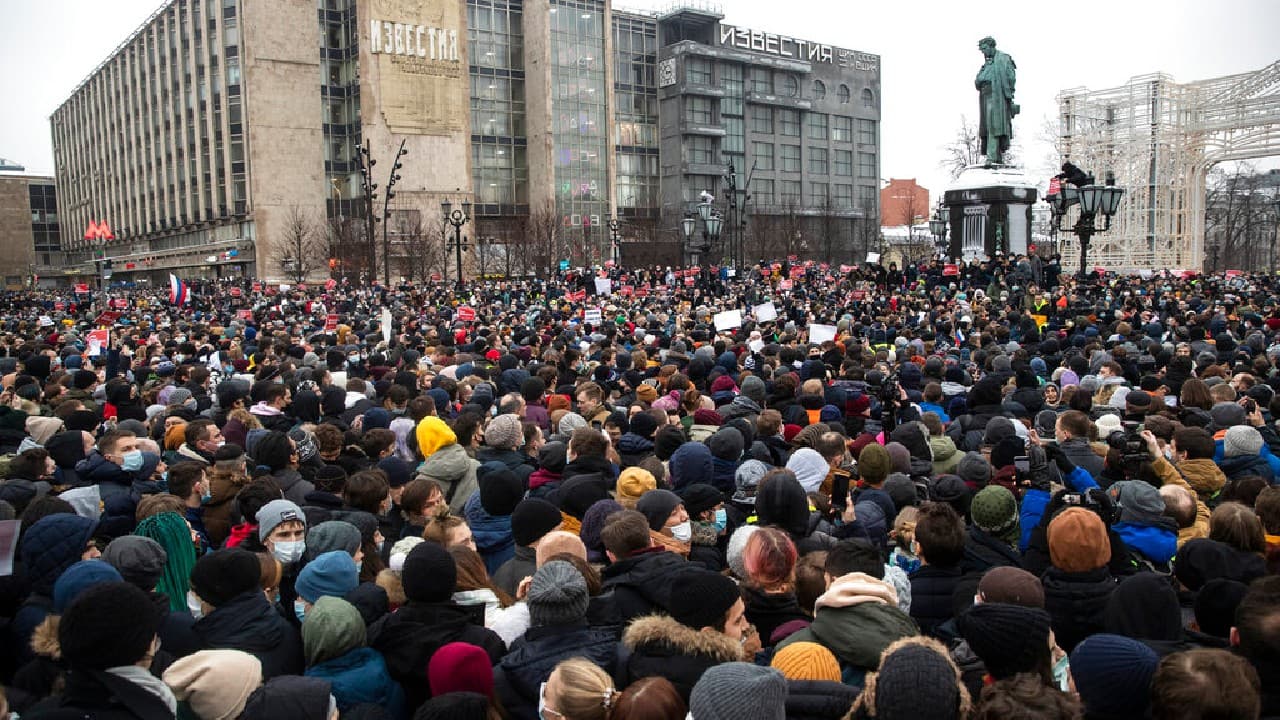In Moscow, an estimated 15,000 demonstrators gathered in and around Pushkin Square in the city center, where clashes with police broke out and demonstrators were roughly dragged off by helmeted riot officers to police buses and detention trucks. Some were beaten with batons. Navalny’s wife Yulia was among those arrested. (Image: AP)