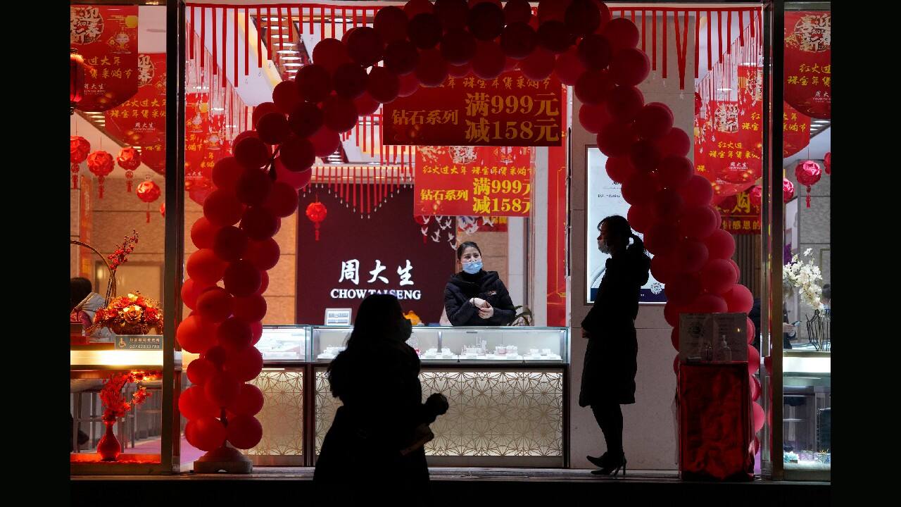 Workers wearing masks at a jewelry shop waits for customers in Wuhan in central China's Hubei province on January 14. (Image: AP)