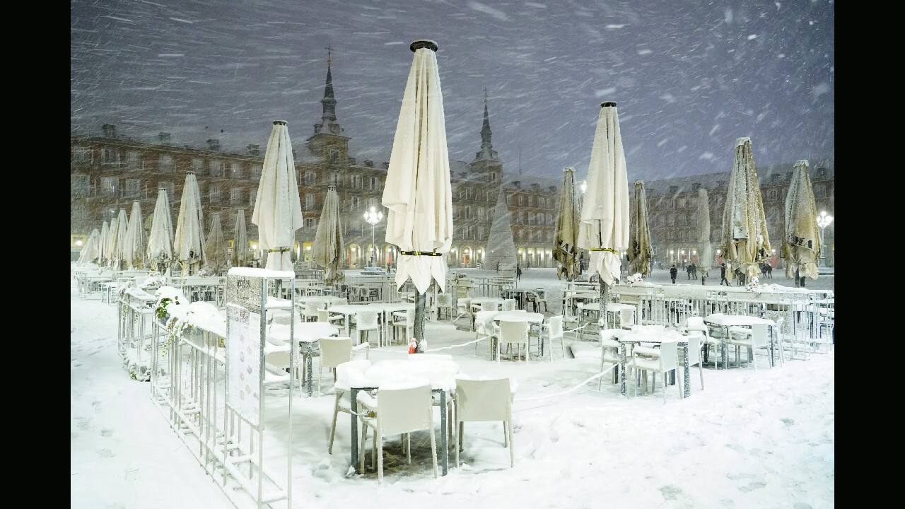 Snow-covered tables are seen at Plaza Mayor square during snowfall in Madrid, Spain, January 8. (Image: Reuters)