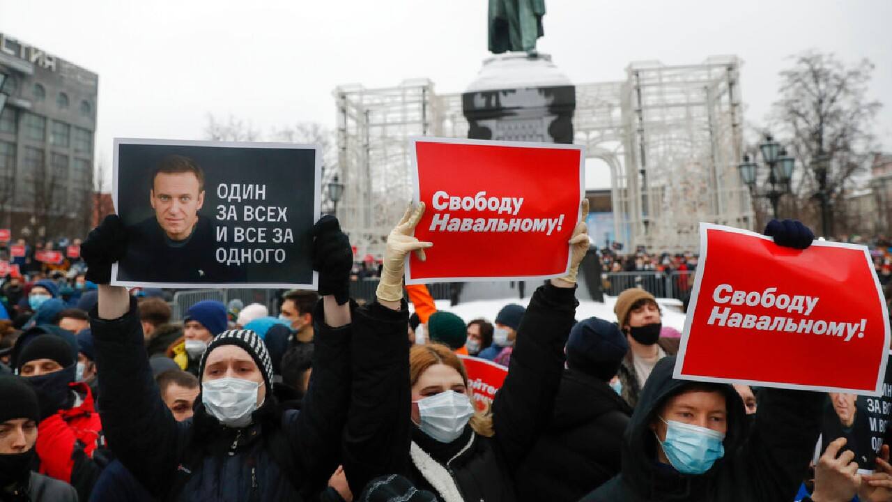Navalny faces a court hearing in early February to determine whether his sentence in the criminal case for fraud and money-laundering — which Navalny says was politically motivated — is converted to 3 1/2 years behind bars. Moscow police on January 21 arrested three top Navalny associates, two of whom were later jailed for periods of nine and 10 days. (Image: AP)