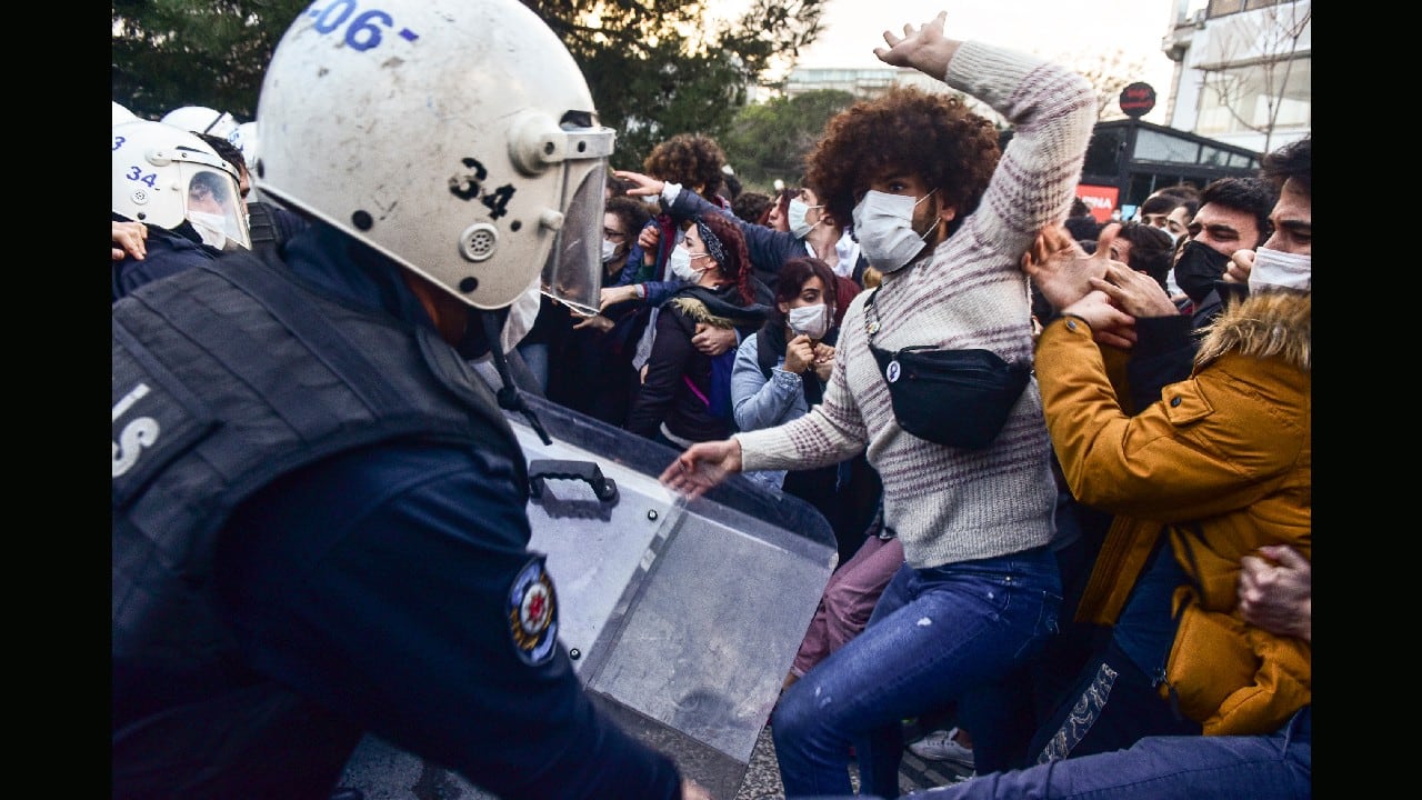 Police in riot gear clash with students of Bogazici University, in Istanbul, January 4. Students protested President Recep Tayyip Erdogan's appointment of a figure with ties to his ruling party as rector to one of Turkey's most prestigious universities. (Image: AP/Zeynep Kuray)