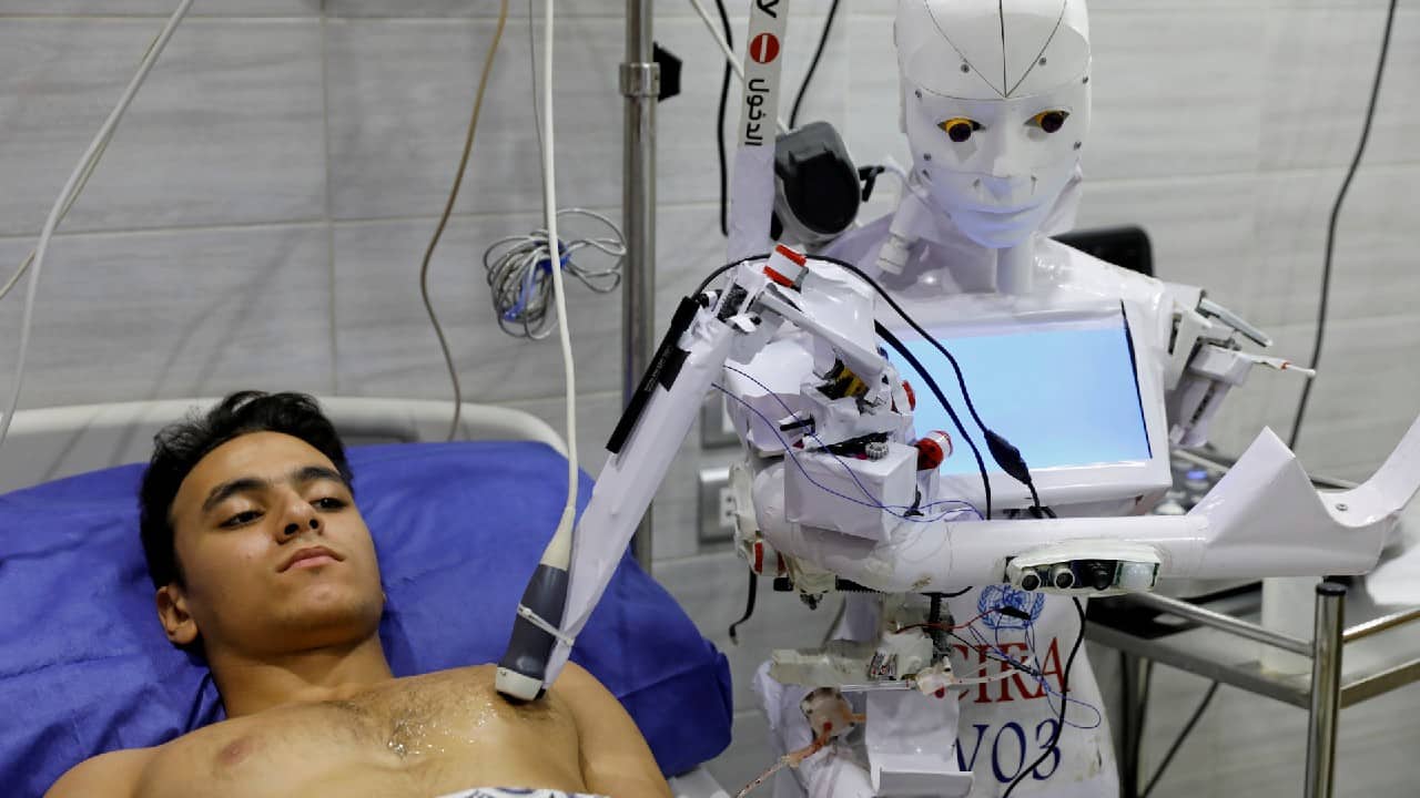 A volunteer is examined by Cira 3, a remote-controlled robot that runs tests on suspected coronavirus disease (COVID-19) patients to limit the human exposure to the virus, amid a second wave of infections in Tanta, Egypt, November 18, 2020. (Image: Reuters)