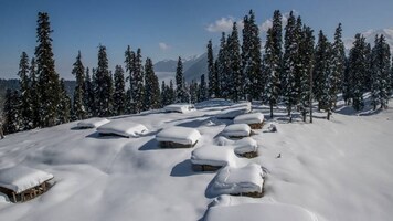 Snow clad meadows fill Gulmarg with tourists again