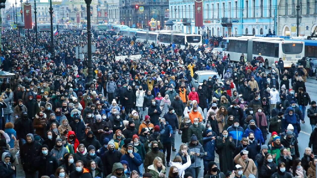 Police eventually pushed demonstrators out of the square. Thousands then regrouped along a wide boulevard about a kilometer (half-mile) away, many of them throwing snowballs at the police before dispersing. Some later went to protest near the jail where Navalny is held. Police made an undetermined number of arrests there. (Image: AP)