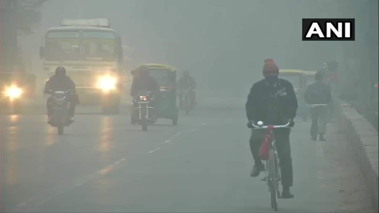 Delhi remained engulfed in a layer of dense fog early on January 18. The visibility remained low. These pictures are from Kashmiri Gate and Majnu Ka Tilla. (Image: Twitter/ANI)