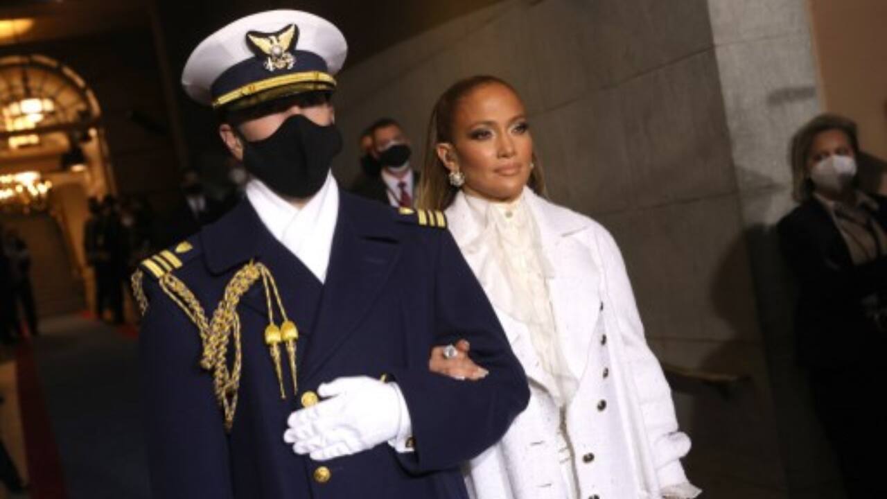 Jennifer Lopez is escorted to the inauguration of US President-elect Joe Biden on the West Front of the US Capitol on January 20, 2021 in Washington, DC. (PC-AFP)