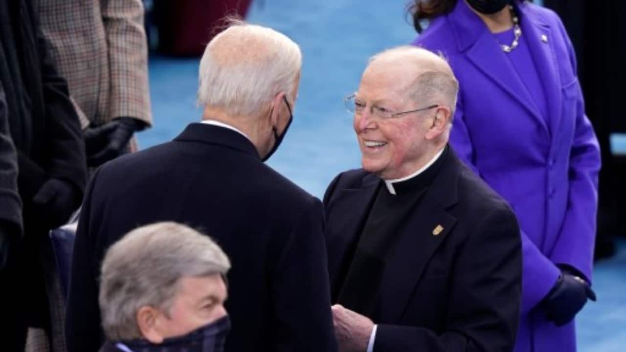 Vice President elect Joe Biden speaks Father Leo J. O’Donovan before the start of the inauguration ceremony on the West Front of the U.S. Capitol on January 20, 2021 in Washington, DC. During today's inauguration ceremony Joe Biden becomes the 46th president of the United States. (PC-AFP)