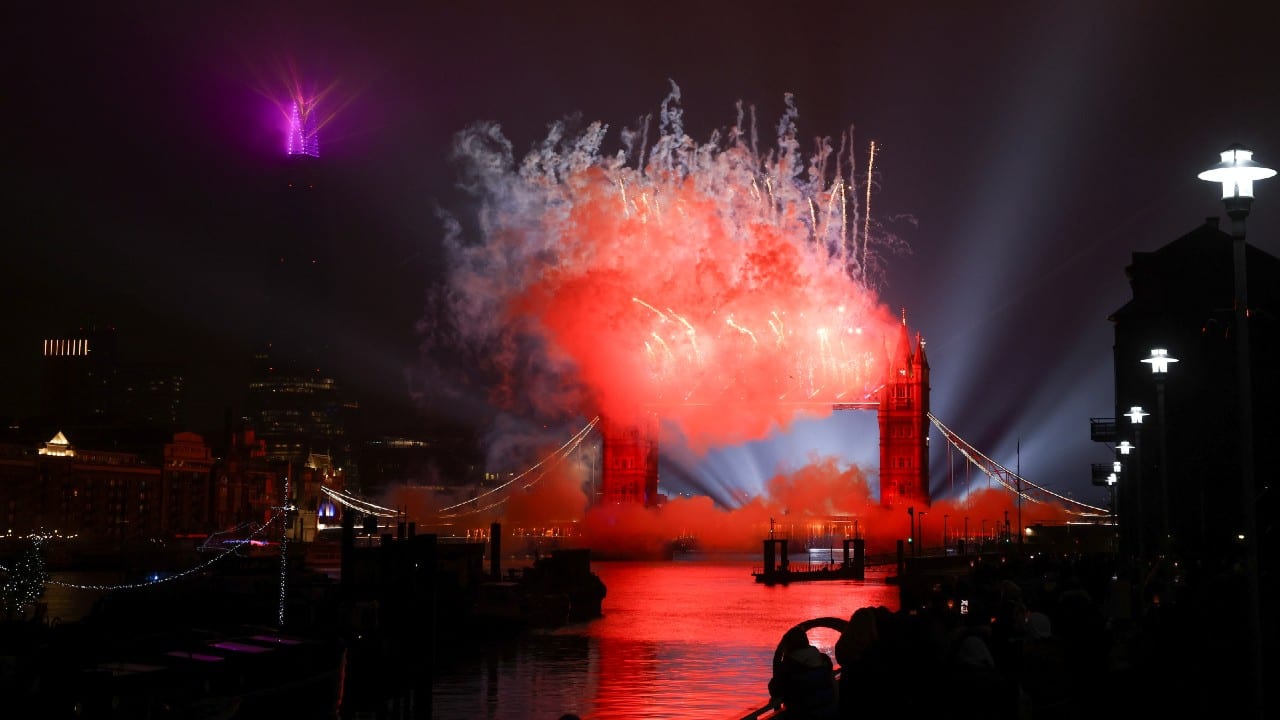 Fireworks explode over Tower Bridge in London, United Kingdom. (Image: Reuters/Simon Dawson)