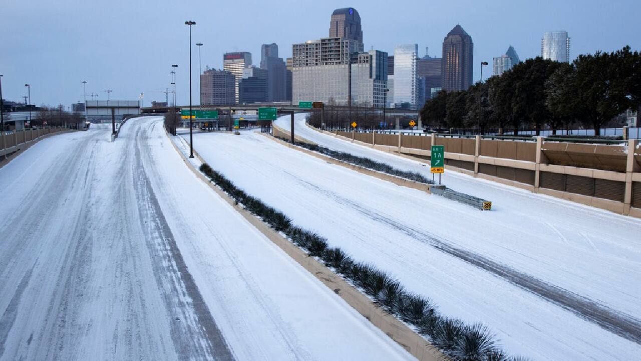 In Texas, the Electric Reliability Council of Texas, which manages the flow of electric power in the state, was asking customers to reduce electricity use as much as possible through February 16, including closing shades to reduce the amount of heat lost through windows and avoiding the use of large appliances. (Image: AP)