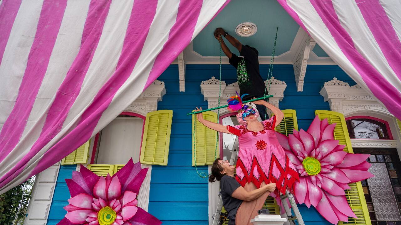 Oliver Dawson helps his friend Jaclyn McCabe to decorate her home in a circus theme along with thousands of New Orleanians who celebrate Mardi Gras by making their homes into &quot;house floats&quot; in New Orleans, Louisiana, U.S., January 30. (Image: Reuters)