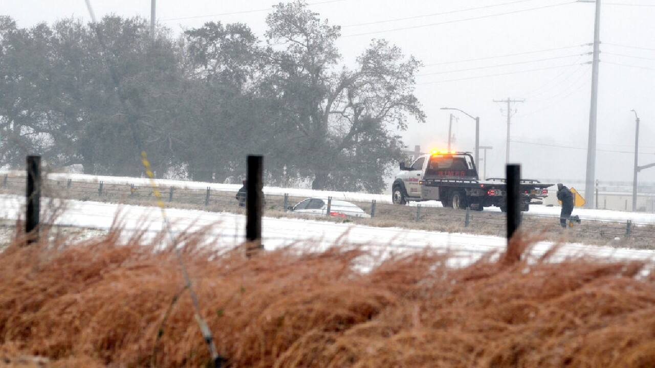 In Mississippi, sleet in Jackson and other central parts of the state left roads and bridges slick. Bill Parker, a National Weather Service meteorologist in Jackson, said up to three-quarters of an inch of ice could accumulate in central Mississippi, bringing the possibility of power outages or falling tree limbs. (Image: AP)