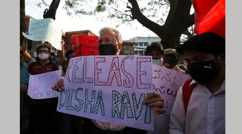 Demonstrators on February 15 in the southern city of Bengaluru, including prominent historian Ramachandra Guha, held placards calling for Ravi's immediate release. In the western city of Mumbai, around 50 people also demanded that Ravi be freed. (Image: AP)