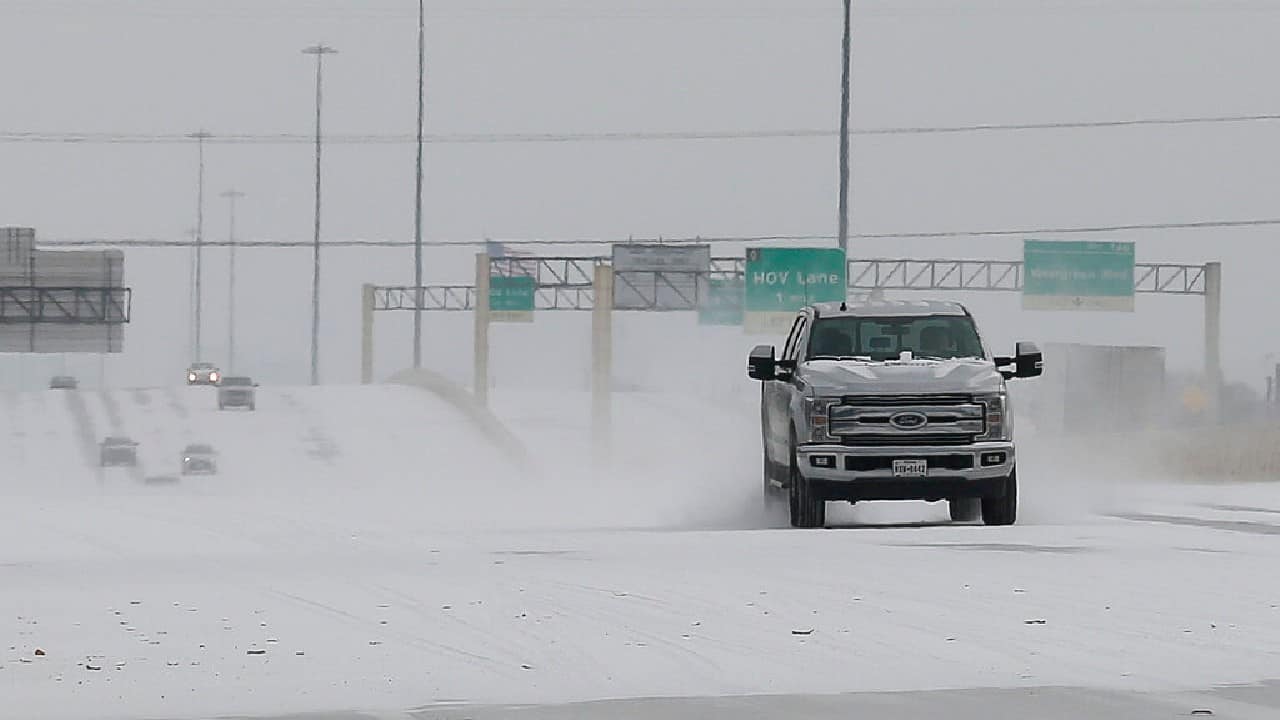 Snow and ice blanketed large swaths of the U.S. on February 14, prompting canceled flights, making driving perilous and reaching into areas as far south as Texas’ Gulf Coast, where snow and sleet were expected overnight. (Image: AP)