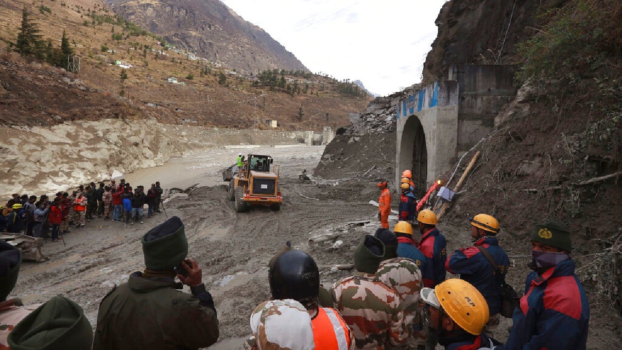 In the distance, some families tried to identify their loved ones and grieved for the dead. No one has been rescued from the tunnel since February 7, with chances for a miracle declining with each passing moment. It could still take days or weeks before many bodies are found. (Image: AP)