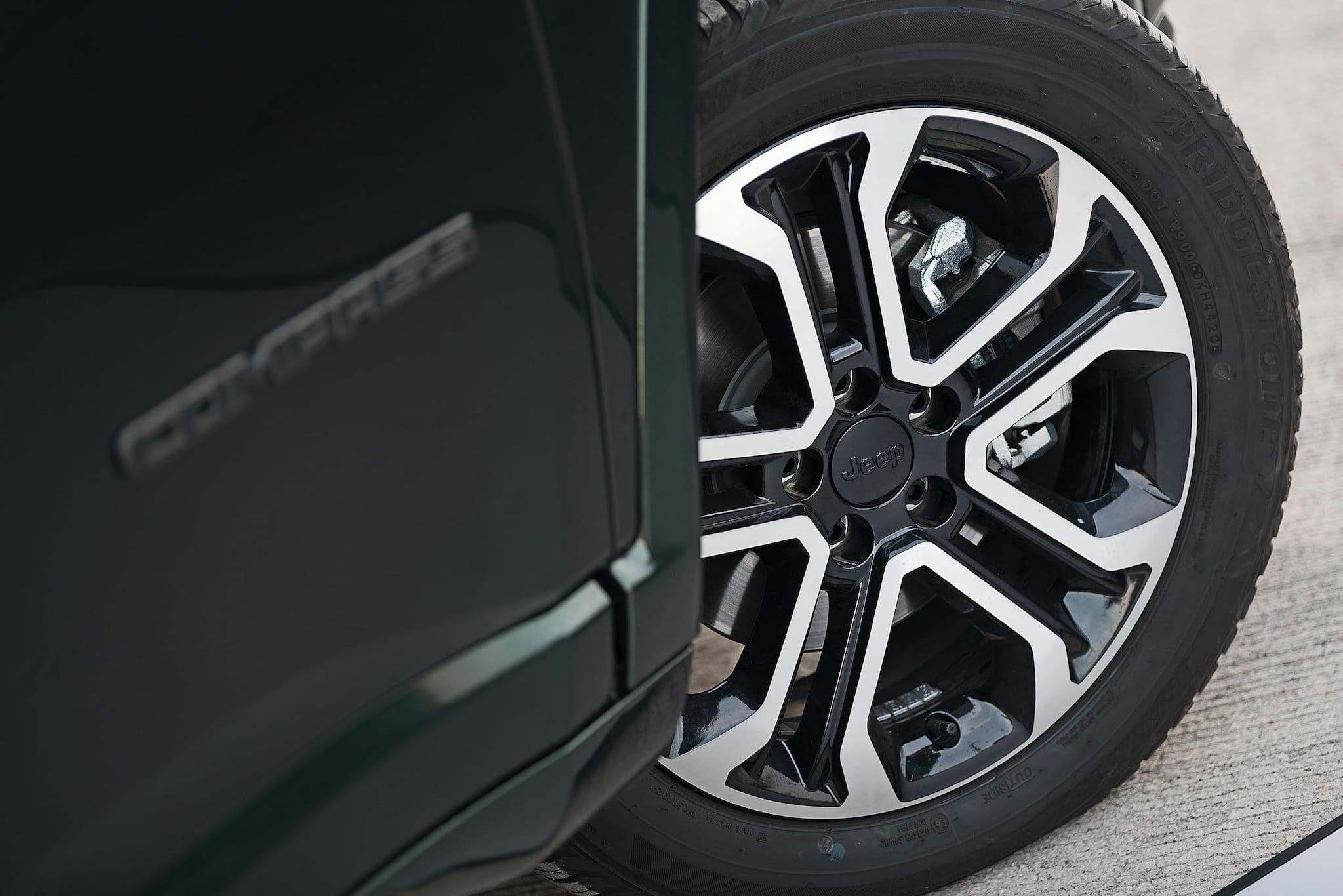 The Compass gets a bruiser of a 2.0-litre, turbocharged diesel engine making a healthy 169bhp of power along with 350Nm of torque. The engine’s mated to a 9-speed automatic, which really gets into top-form halfway the cogs, at which point it feels smooth – especially with conservative throttle inputs. The lack of paddles behind the steering can be felt quite strongly, especially when the downshifts aren’t called-for and the up shifts take too long. The Compass gets a bruiser of a 2.0-litre, turbocharged diesel engine making a healthy 169bhp of power along with 350Nm of torque. The engine’s mated to a 9-speed automatic, which really gets into top-form halfway the cogs, at which point it feels smooth – especially with conservative throttle inputs. The lack of paddles behind the steering can be felt quite strongly, especially when the downshifts aren’t called-for and the up shifts take too long.