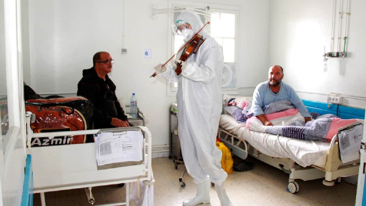 The reaction of the patients was immediate — smiling, clapping and some with their fists up — celebrating the impromptu “concert.” Some were surprised to discover that it was the doctor on the fiddle. “Playing the music here contributes to the patient’s feeling of joy and to forget the pain,” said patient Rachid Arous, who is recovering from COVID-19. “It’s a wonderful thing.” (Image: AP)