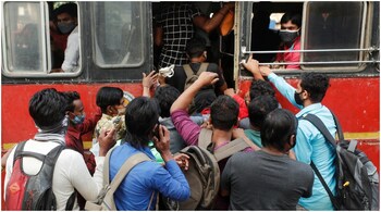 File image: People scramble to board a bus amid the spread of COVID-19 in Mumbai, India on February 25, 2021. (Image: Reuters/Francis Mascarenhas)