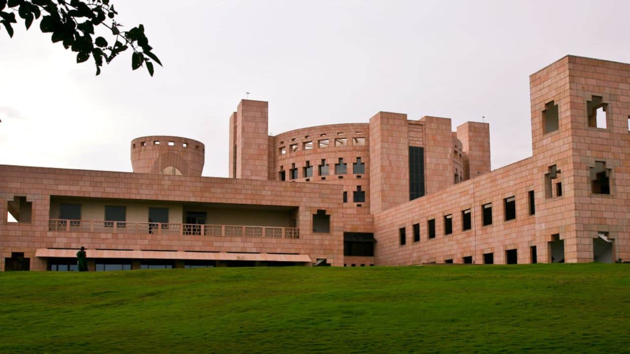Indian School of Business alumni create unofficial 'singles group' on 'popular request'. There are 3 rules Indian School of Business alumni create unofficial 'singles group' on 'popular request'. There are 3 rules