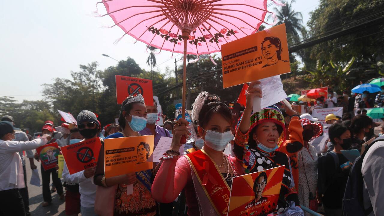 Protesters dressed in traditional attire hold posters with images of deposed Myanmar leader Aung San Suu Kyi during a rally in Yangon. (PC-AP) Protesters dressed in traditional attire hold posters with images of deposed Myanmar leader Aung San Suu Kyi during a rally in Yangon. (PC-AP)