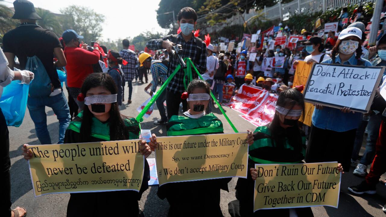 Demonstrations also resumed in the second biggest city, Mandalay, with lawyers making up one large contingent. (PC-AP) Demonstrations also resumed in the second biggest city, Mandalay, with lawyers making up one large contingent. (PC-AP)