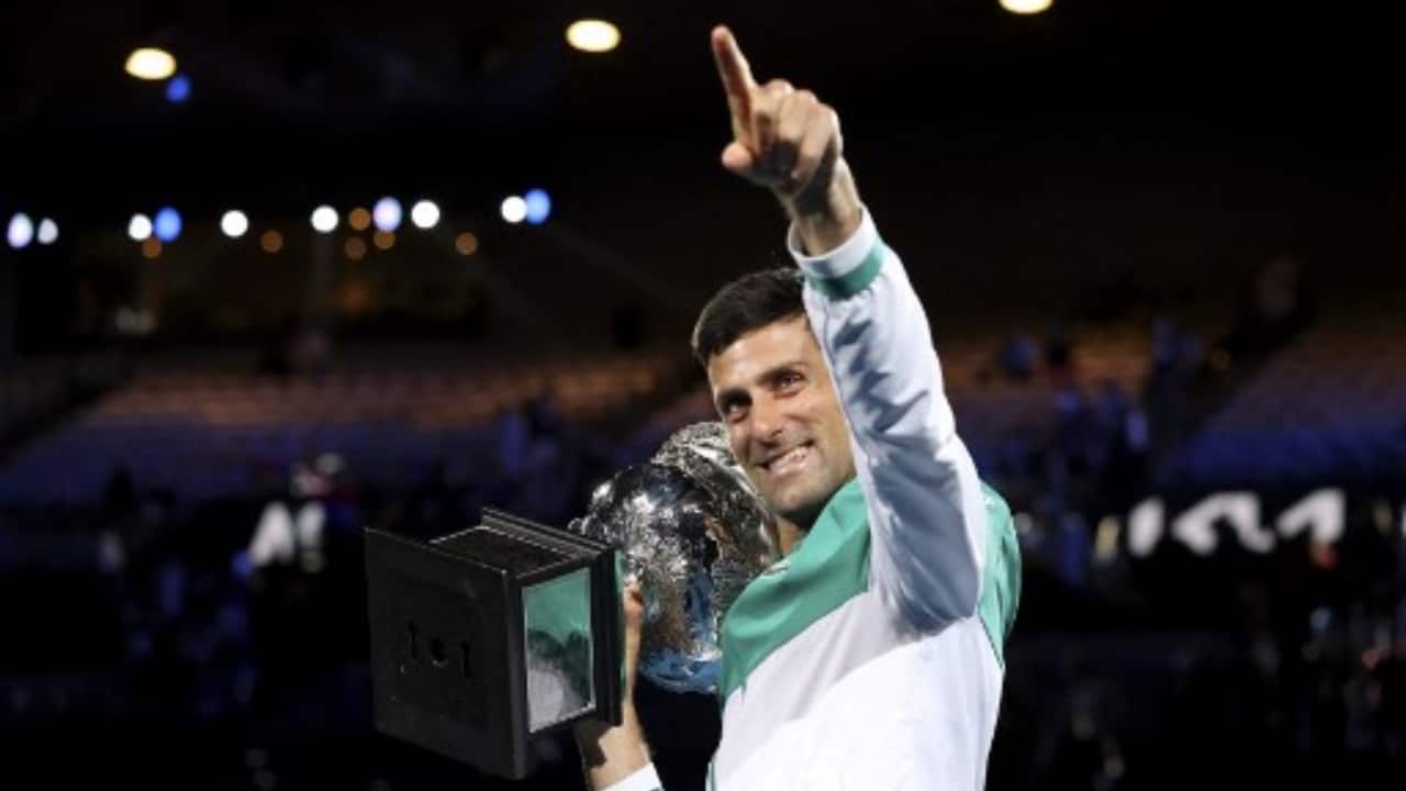 Serbia's Novak Djokovic holds the Norman Brookes Challenge Cup trophy after beating Russia's Daniil Medvedev. (PC-Paul CROCK/AFP)