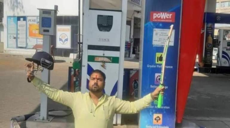 Fuel Price Today Man Protests With Cricket Bat As Petrol Price Hits Century In Bhopal Fuel Price Today Man Protests With Cricket Bat As Petrol Price Hits Century In Bhopal