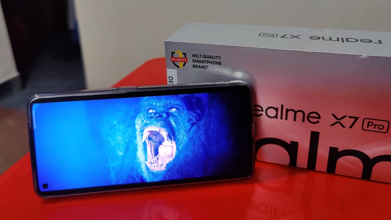 From the first time you use the Realme X7 Pro, it becomes pretty evident that the 'display' is one of the major highlights on the device. The X7 Pro sports a 6.55-inch FHD+ (2400x1080 pixels) AMOLED panel with a 91.6-percent screen-to-body ratio and HDR10+ support. The display has a 120Hz refresh rate and a 240Hz touch sampling rate. Realme claims that the screen has a peak brightness of 1200 nits and a maximum brightness of 800 nits under direct sunlight. I think this is the best screen on a Realme smartphone yet, and the best in this category.