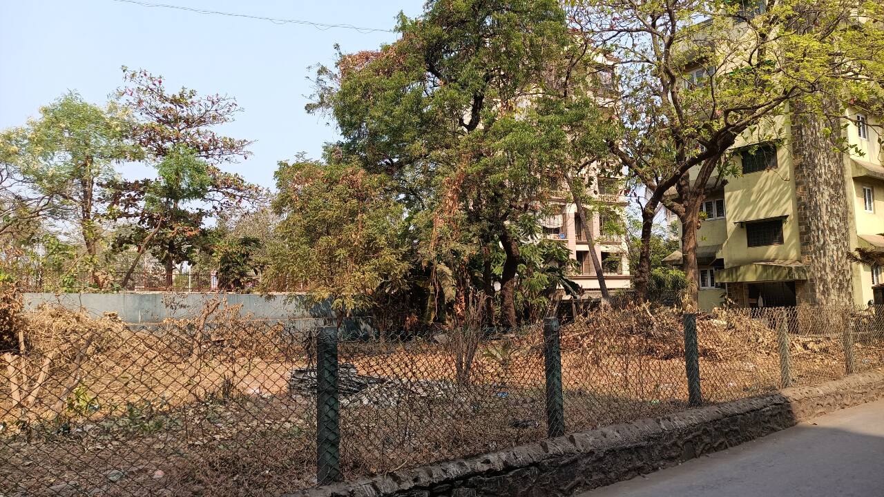 The photos taken on the main camera captures good details and exposure, while HDR is handled quite well. I did notice a little noise while taken photos indoors without enough light. 