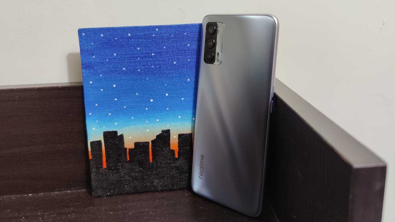 Before breaking down my initial impressions, let’s talk about the elephant in the room, ‘price’. The Realme X7 and X7 Pro are separated by a massive 10K price difference, so expecting the vanilla X7 to have all the bells and whistles of a premium mid-range phone is asking way too much of it. I’d say that the Realme X7 is an above-average sub-20K phone that can go toe-to-toe with any other device in this category. It features a capable 64 MP triple-camera setup, a vibrant AMOLED panel, super-fast charging speed, and a fast mid-range chip. However, the Realme X7’s ace in the hole is its 5G support, which takes it from ‘above average’ to ‘one of the best’ in the category. Stay tuned for our full Realme X7 review to get a better idea of where this sub-20K star stands on an ever-increasing list of budget 5G phones.