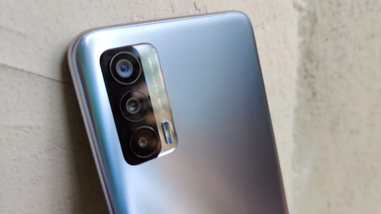 The Realme X7 opts for a triple-camera setup, with a 64 MP, f/1.8 sensor at the helm. However, Realme isn’t touting a 64 MP Sony IMX686 sensor here and are content with the Samsung ISOCELL GW2 sensor. The main sensor is paired with an 8 MP ultrawide shooter and a 2 MP macro camera. On the front, the hole-punch camera cutout houses a 16 MP selfie shooter with an f/2.5 aperture. 