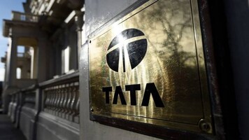 Rakesh Jhunjhunwala's wife offloads 2.5 lakh shares of Tata Communications in March quarter Rakesh Jhunjhunwala's wife offloads 2.5 lakh shares of Tata Communications in March quarter