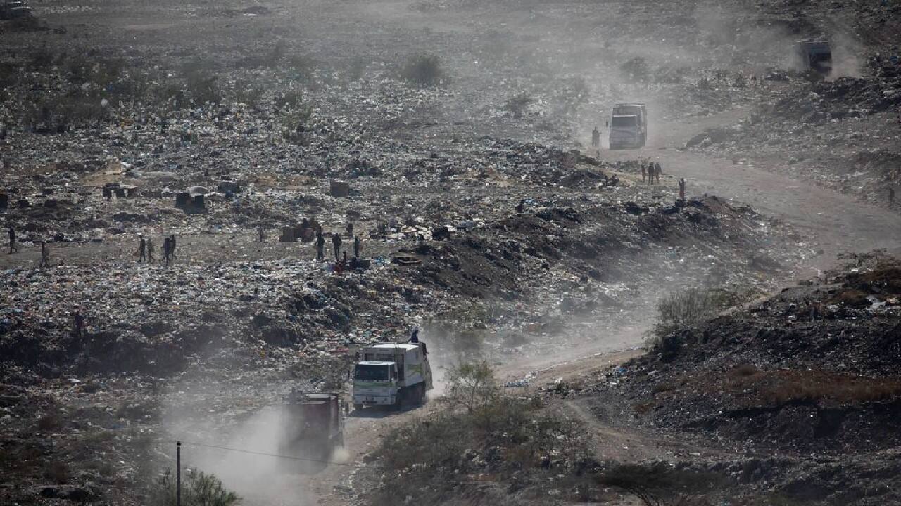 Annually, about 14 percent of the world’s food ends up in the garbage, even before it reaches the market, according to figures from the Food and Agriculture Organization of the United Nations. In Venezuela, in addition to the large amounts of food, tons of aluminum containers and clothing were thrown away. Furniture, stoves and refrigerators ended up in the trash, too, because it was cheaper to buy new things than to repair them. Now, extremely high costs push people to reconsider what they throw away. (Image: AP)