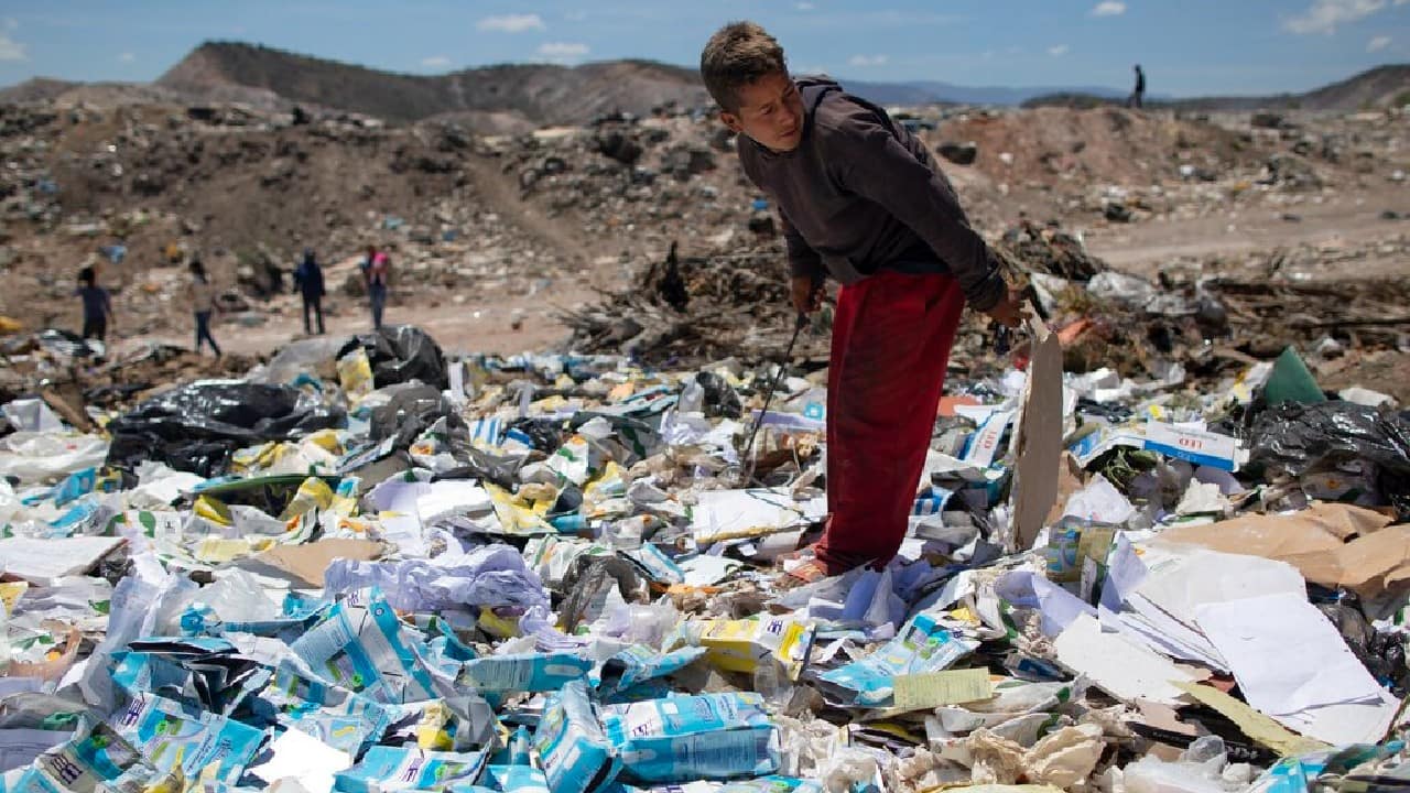 “The reality today is that you don’t get as many things as before,” Ronaikel told The Associated Press at the landfill in Pavia, outside the city of Barquisimeto. “I go searching to see what I get, but I get almost nothing,” he added, noting that in recent months the children and adults who sift through garbage are spending more time trying to find objects they can sell or food in good enough condition to eat or feed horses, goats or pigs. (Image: AP)