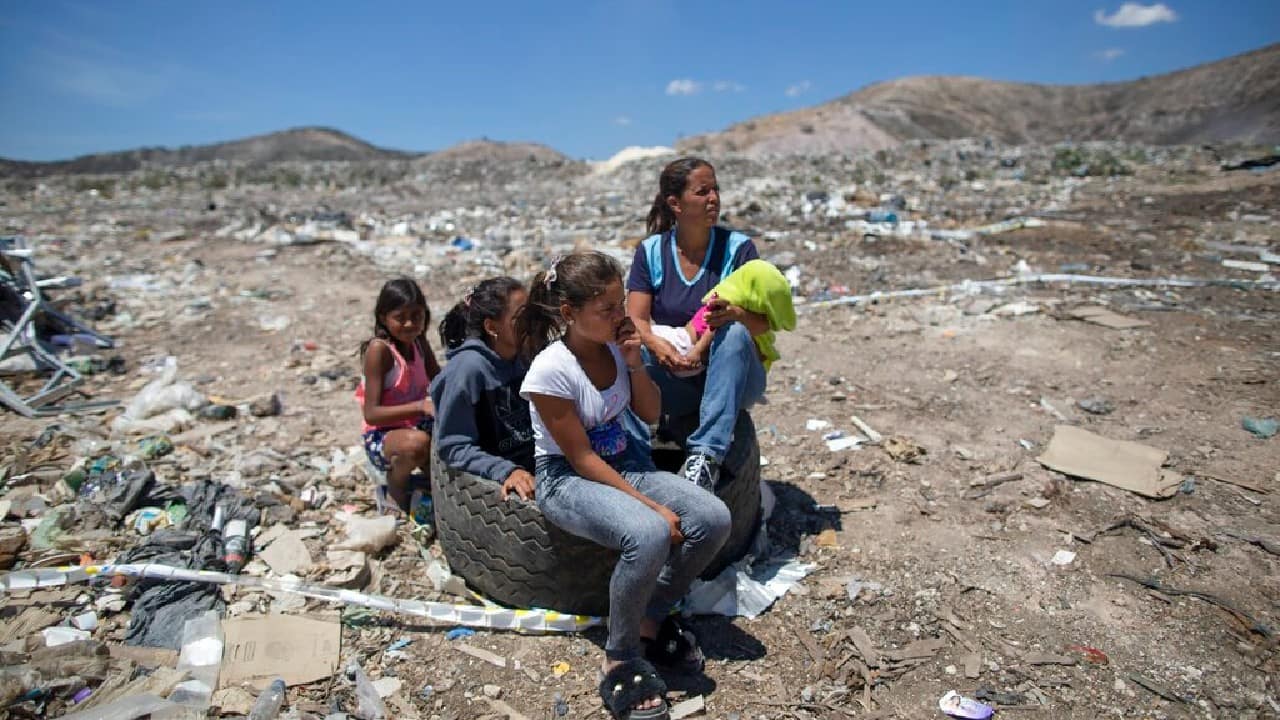 The crisis has forced almost five million people to leave Venezuela in recent years in search of better living conditions. But for many who stayed — adults and children alike — rummaging through garbage in search of food scraps or valuable items has become an increasingly common activity. Due to the contraction of the economy and the difficulties of leaving the country due to the pandemic, there are more people who under “other circumstances would have left,” said Henkel García, director of the Econometric consulting firm. (Image: AP)