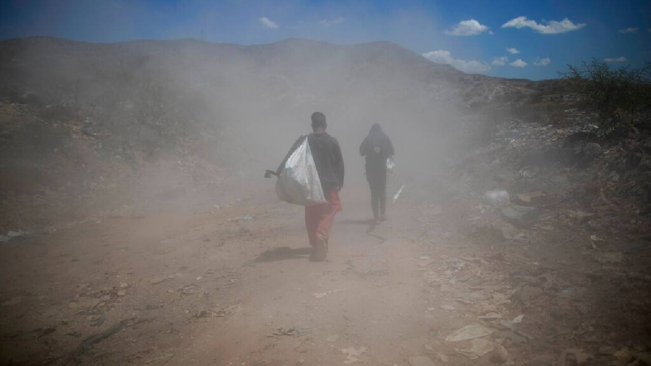 Longtime garbage pickers are finding “equal or less” usable garbage because more people are competing for it, García said. He added that in about eight years, only about a quarter of the consumption that Venezuela had in 2013 and 2014 may remain. It is quite likely that Venezuelans “are hitting bottom,” he said. (Image: AP)