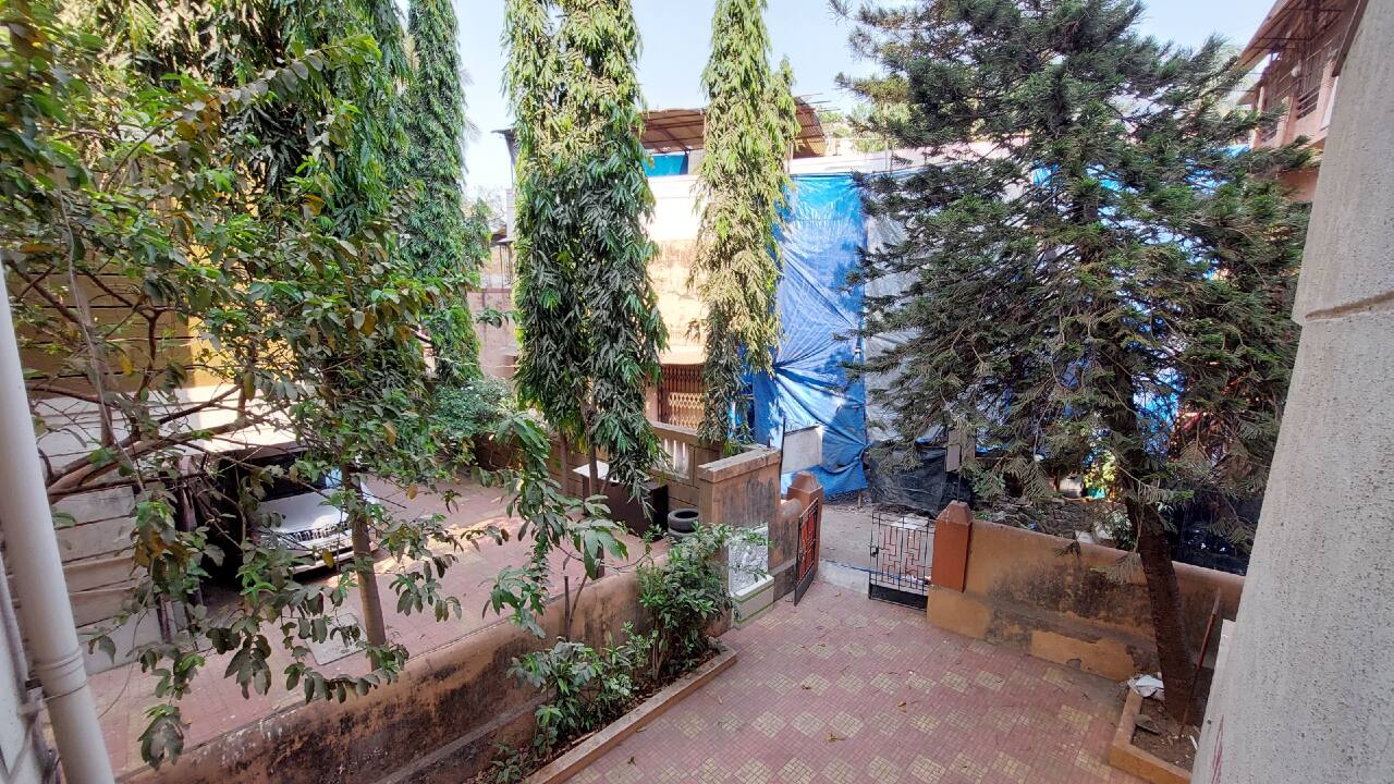 The ultrawide camera also looks good, with noticeably less softening on the edges. 