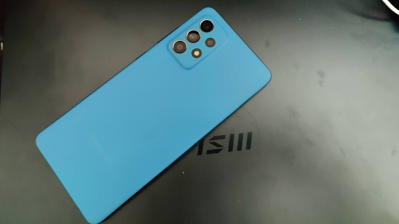 Powering the Galaxy A52 is a 4,500 mAh battery, which Samsung claims can offer up to two days of battery life. However, those claims seem a bit exaggerated. While using the A52, we got a full day of use with 15 percent left over to take into the next day. My usage also involved one hour of gaming. It isn’t the best, but it gets the job done without much effort. The one caveat here is that although the phone supports 25W fast charging, Samsung only bundles a 15W adapter in the box, which makes charging the device pretty slow. 